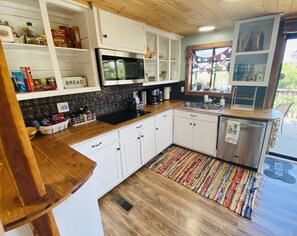 Fridge, microwave, oven, stovetop - Butterfly Ridge Cabin - Gorgeous Canyon View On Scenic 7  (Jasper)
