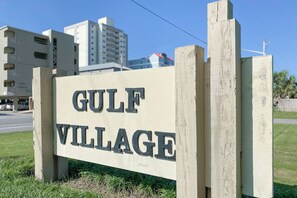 Exterior detail - DIRECT BEACH FRONT VIEW, CUTE STUDIO CONDO, BEACHSIDE POOL, GREAT FOR COUPLES! (Gulf Shores)