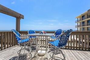 Outdoor dining - DIRECT BEACH FRONT VIEW, CUTE STUDIO CONDO, BEACHSIDE POOL, GREAT FOR COUPLES! (Gulf Shores)