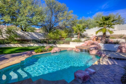 Family Friendly Desert oasis on golf course with Heated Pool!
