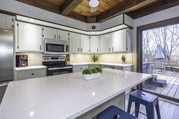 Fridge, microwave, oven, stovetop - Lake Harmony Mountain House Big Boulder Jack Frost (Lake Harmony)