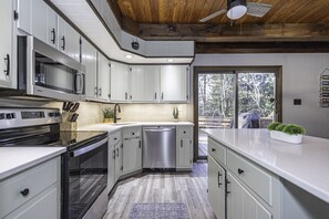 Fridge, microwave, oven, stovetop - Lake Harmony  Pool Table Hot Tub Private Beach Walkable to the Lake Fire pit (Lake Harmony)