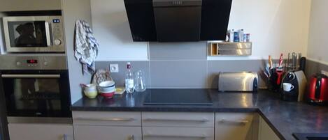 Kjøleskap, mikrobølgeovn, ovn og oppvaskmaskin