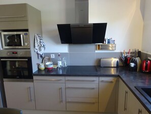 Réfrigérateur, micro-ondes, four, lave-vaisselle