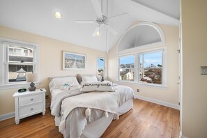 8 habitaciones, escritorio y tabla de planchar con plancha