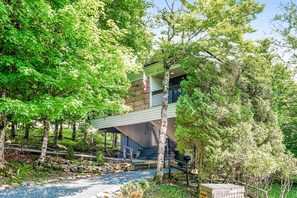 Exterior - Slope-view home with fast WiFi, fireplace, spiral staircases & W/D (Beech Mountain)
