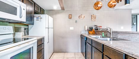 Réfrigérateur, four à micro-ondes, un four, surface de cuisson