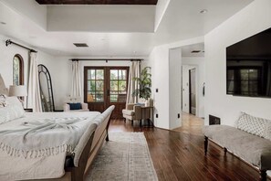 5 bedrooms, iron/ironing board, WiFi, bed sheets