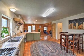 Fridge, microwave, stovetop, dishwasher - The ‘Pinecone Palace’ w/ Hiking Trail Access! (Lyons)