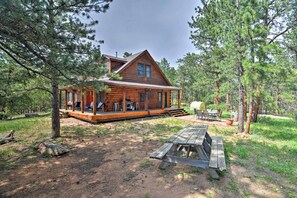Outdoor dining - The ‘Pinecone Palace’ w/ Hiking Trail Access! (Lyons)