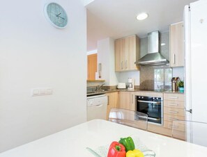 Réfrigérateur, micro-ondes, batterie de cuisine, vaisselle et ustensiles