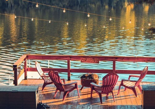 ***RUSTIC RETREAT***Peaceful, cozy cabin, with beautiful fall lake views