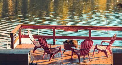 ***RUSTIC RETREAT***Peaceful, cozy cabin, with beautiful fall lake views