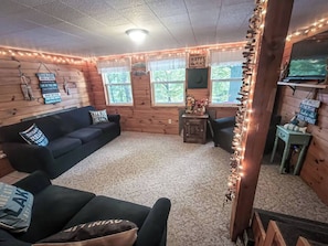 Smart TV, fireplace - ***RUSTIC RETREAT***Peaceful, cozy cabin, with beautiful fall lake views (Carthage)