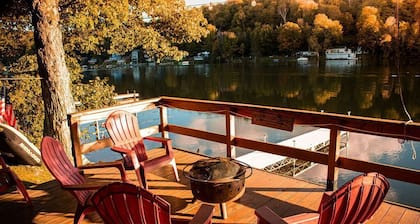 ***RUSTIC RETREAT*** Peaceful, cozy cabin, with beautiful lake views