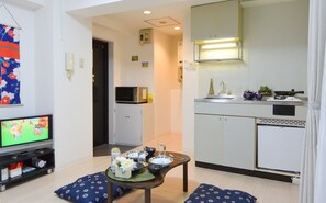 冷蔵庫、電子レンジ、コンロ、調理器具と食器