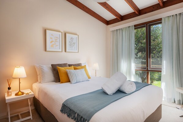 House | Living area | Flat-screen TV - 8th Tee by Your Innkeeper Mudgee (Mudgee)