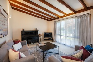 House | Living area | Flat-screen TV - 8th Tee by Your Innkeeper Mudgee (Mudgee)