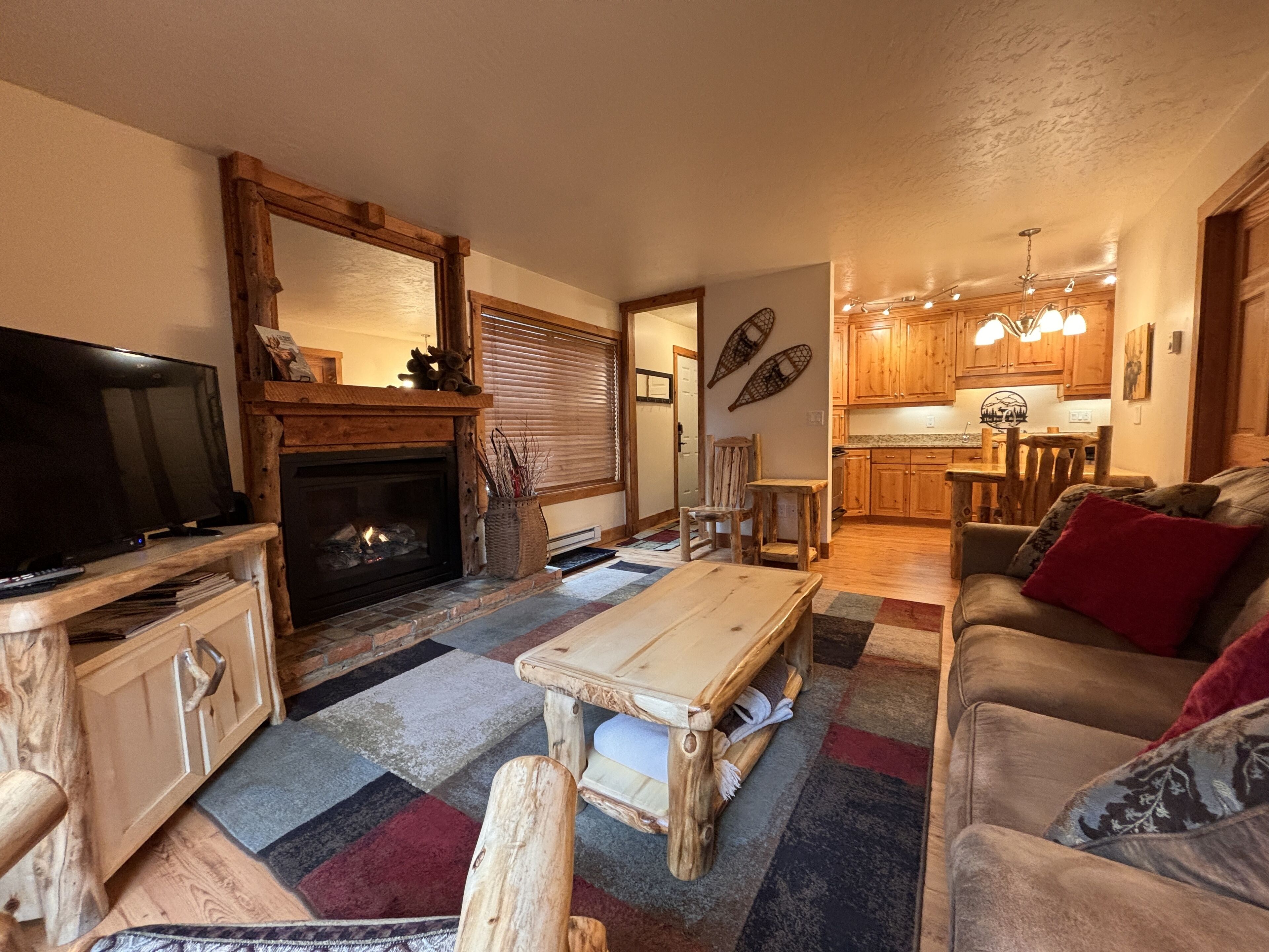 Smart TV, chimenea, libros