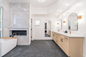 Een douche, een haardroger, handdoeken