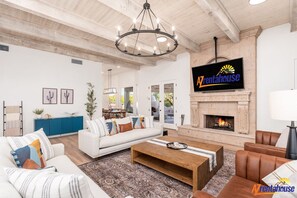 Smart TV, fireplace, table football, ping pong - Private Paradise Resort with Waterslide+Pickleball+Putting Green+ Playset (Scottsdale)