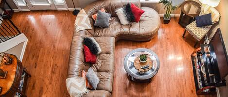 Smart TV, fireplace, books, stereo