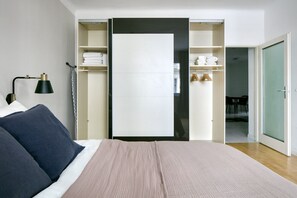 1 bedroom, iron/ironing board, WiFi, bed sheets - Lovely Innere Stadt 1BR w/ Elevator, steps from Opera, by Blueground (Vienna)
