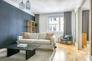 TV, stereo - Lovely Innere Stadt 1BR w/ Elevator, steps from Opera, by Blueground (Vienna)