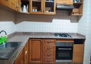 Kjøleskap, ovn, kokeplater og kjøkkenutstyr