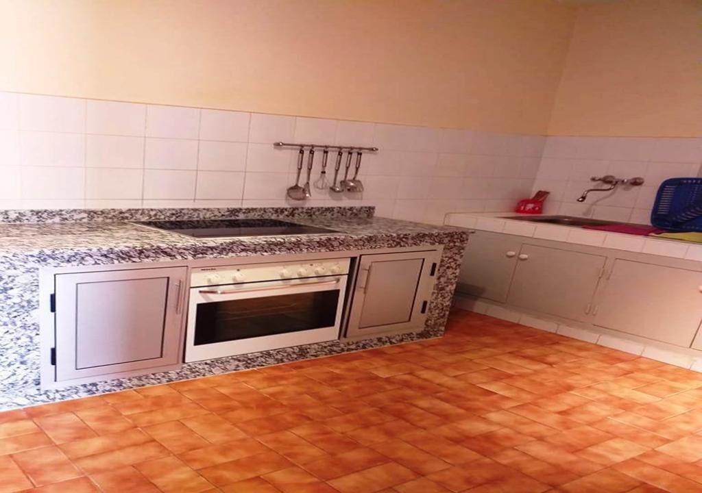 Fridge, oven, stovetop, coffee/tea maker