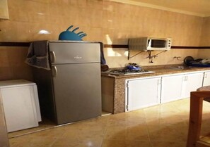 Kühlschrank, Ofen, Herdplatte, Kochgeschirr/Geschirr/Besteck