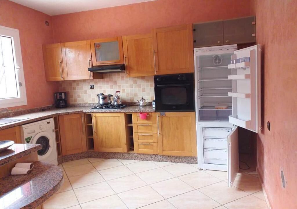 Fridge, oven, stovetop, cookware/dishes/utensils