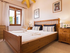 1 slaapkamer, een strijkplank/strijkijzer, internet, beddengoed