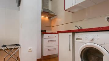 Réfrigérateur, micro-ondes, plaque de cuisson, cafetiÚre/bouilloire