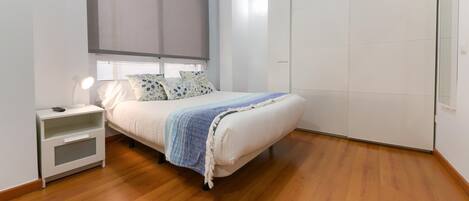 Een strijkplank/strijkijzer, reisbedje, gratis wifi, beddengoed