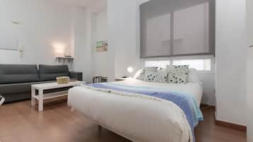 Een strijkplank/strijkijzer, reisbedje, gratis wifi, beddengoed