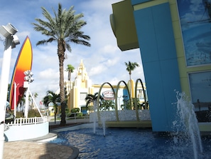 Una piscina al aire libre, una piscina climatizada