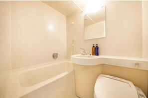 Ein modernes Badezimmer mit einer Badewanne, einem Waschbecken und einer Toilette.