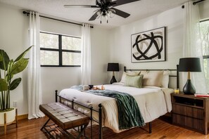 4 slaapkamers, een strijkplank/strijkijzer, gratis wifi, beddengoed
