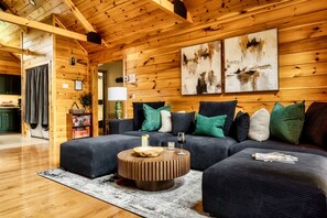 Smart TV, fireplace, table football - LOCATION • HEATED POOL • THEATER • PUTTPUTT • SAUNA • HOT TUB • ARCADE • PRIVATE (Pigeon Forge)