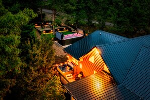Outdoor spa tub - LOCATION • HEATED POOL • THEATER • PUTTPUTT • SAUNA • HOT TUB • ARCADE • PRIVATE (Pigeon Forge)