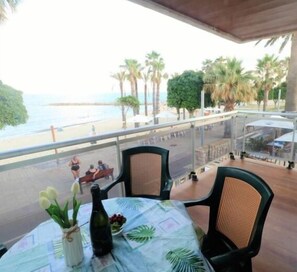 Outdoor dining - Sun Beach Mediterraneo, in front of the Sea (CAMBRILS)