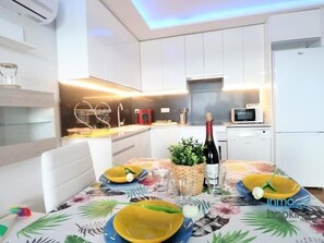 Kühlschrank, Mikrowelle, Ofen, Geschirrspüler