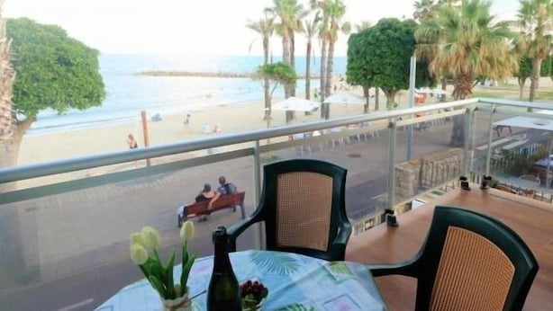 Outdoor dining - Sun Beach Mediterraneo, in front of the Sea (CAMBRILS)