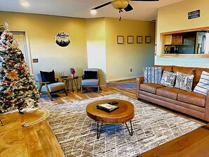 Smart TV, chimenea, reproductor de DVD y futbolito 