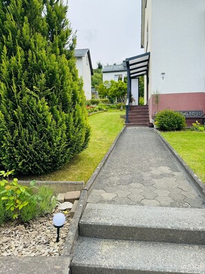 Property grounds - Apartment "Haus Elena Wohnung 7A" with Mountain View, A/C, Wi-Fi, Garden & Terrace (Bestwig)