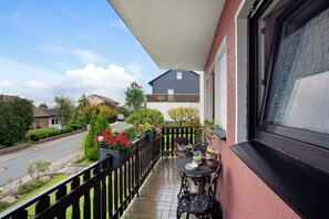 Terrace/patio - Apartment "Haus Elena Wohnung 7B" with Mountain View, A/C, Wi-Fi, Garden & Balcony (Bestwig)