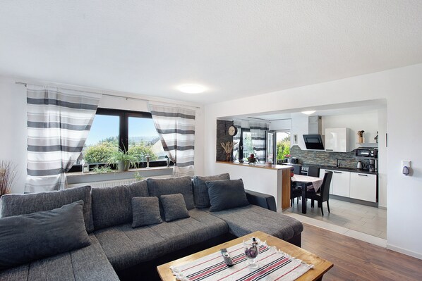 TV, stereo - Apartment "Haus Elena Wohnung 7B" with Mountain View, A/C, Wi-Fi, Garden & Balcony (Bestwig)