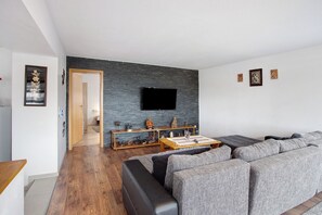 Interior - Apartment "Haus Elena Wohnung 7B" with Mountain View, A/C, Wi-Fi, Garden & Balcony (Bestwig)