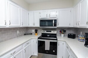 Fridge, microwave, oven, stovetop - 618 Glencoe · 1 mi to Downtown Franklin, Fenced Yard (Franklin)